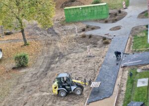 laufende Bauarbeiten an dem Gehweg hinter dem Wohnblock der Waldring 37-44 im Auftrag der WBG eG Wittstock