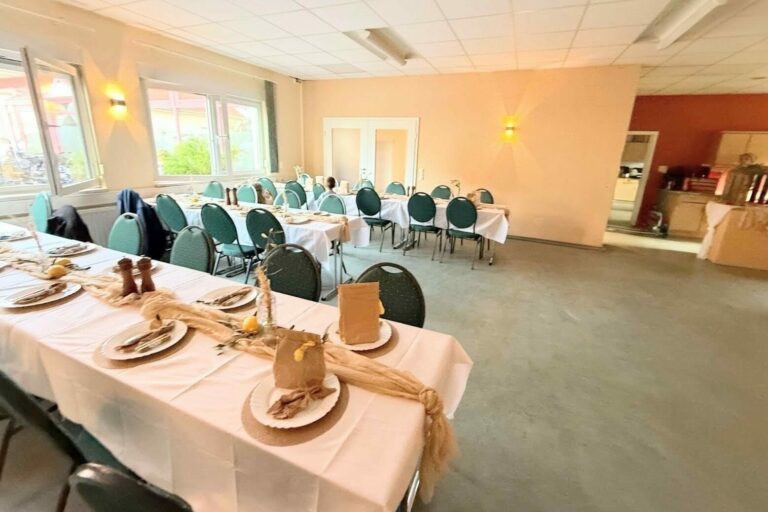 Veranstaltungssaal der WBG, zur Vermietung, mit eingedeckter Tafel schön festlich geschmückt