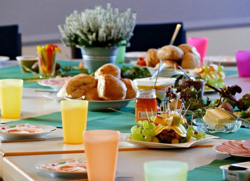 gedeckter Frühstückstisch mit Brötchen, Obst und Aufstrich, bei der Wohnungsbaugenossenschaft eG Wittstock im Waldring