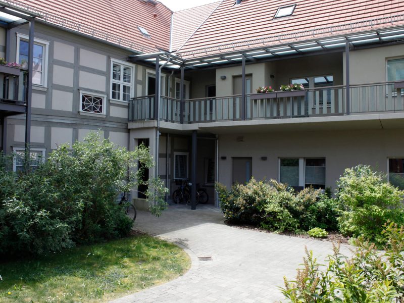 Hofansicht in der Königstraße 30, Balkone und grüne Bepflanzung, kleine Wohneinheit, WBG Wittstock