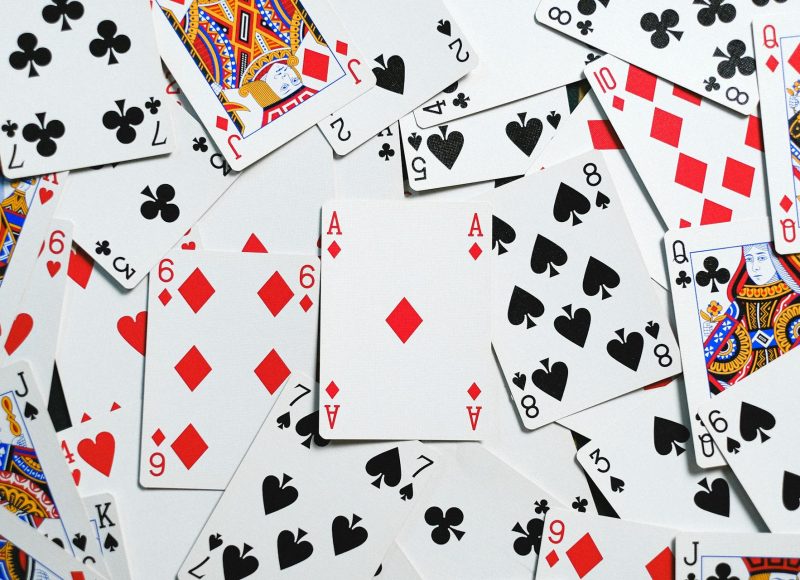 Bild Rommé Karten auf dem Tisch verteilt zum Skat und Romme Turnier für Mieter der Wohnungsbaugenossenschaft eG Wittstock